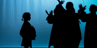 Siluetas de niños en teatro.