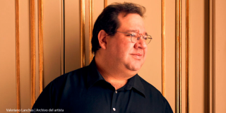 Un hombre de cabello castaño.