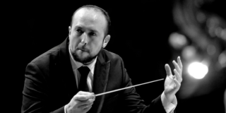 Andrés Felipe Jaime, director invitado, en medio de la interpretación de una pieza.