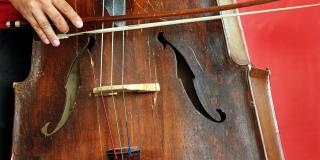 Una persona tocando el violonchelo 