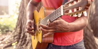 Un hombre tocando un guitarra 