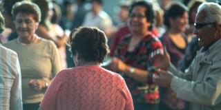 Foto grupal de personas mayores bailando.