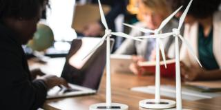 Varias personas reunidas hablando sobre el cambio climático 