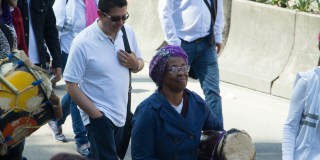 Una mujer afrocolombiana participa en una marcha como el Plantón de Mujeres que habrá mujeres.