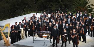 Los miembros de la Orquesta Sinfónica Nacional posando en la terraza de un edifico 
