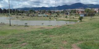 Participa en una competencia ciclística para mayores de 18 años.