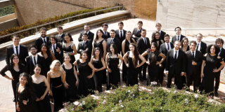 Jóvenes del Coro Filarmónico Juvenil posan vestidos de negro y muy sonrientes.