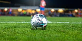 Imagen ilustrativa, balón de fútbol sobre pasto.