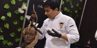 Un chef moldea una escultura de chocolate.