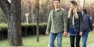 Imagen ilustrativa. Pareja de jóvenes caminan agarrados de manos.