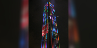 Foto ilustrativa de la Torre Colpatria iluminada.