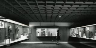 Aspecto de una de las salas del Museo del Oro en blanco y negro.