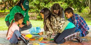 Niños y niñas en jornada de las vacaciones científicas del Jardín Botánico de Bogotá