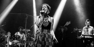 Cantante Andrea Echeverri, de Aterciopelados, en concierto de La Media Torta