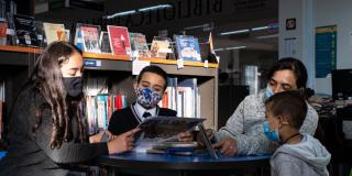 Niños en biblioteca