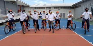 Jóvenes en bici