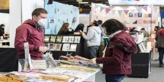 Firma de libros de María Elvira Pombo. FILBo 2022