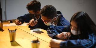 Jóvenes escribiendo