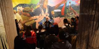 personas en exposición