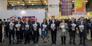 Personas atendiendo personas viendo libros