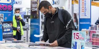Hombre viendo libros