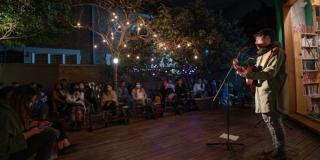 Hombre tocando guitarra