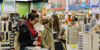 Mujeres viendo libros
