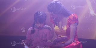 Niña leyendo con una princesa