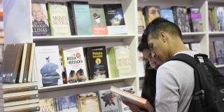 Pareja viendo libros