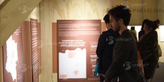 Hombre viendo una exposición