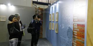 Personas viendo una exposición