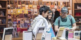 Personas viendo libros