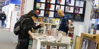 Personas viendo libros