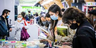 Personas viendo libros