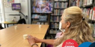 Mujer en una biblioteca