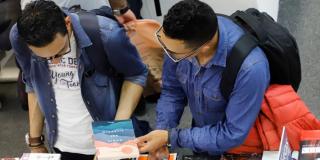 Hombres viendo libros