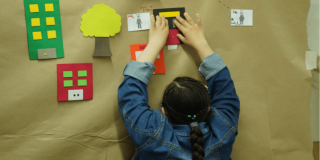 Niña pegando imágenes