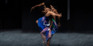 Clase de stretching en la Casona de la Danza