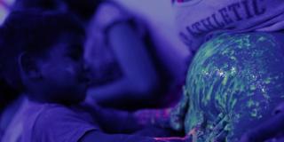 Niño junto a una mujer embarazada