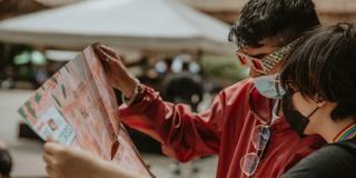 Dos personas viendo un mapa