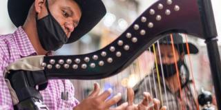 Hombre tocando un arpa