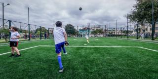 Niños jugando fútbol