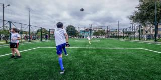 Niño jugando fútbol