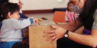 Un bebé jugando con un adulto