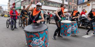 Personas con instrumentos musicales