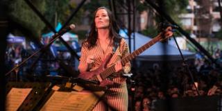 Mujer tocando un bajo