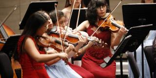 Mujeres tocando instrumentos