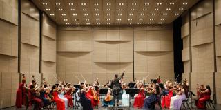 Mujeres tocando instrumentos