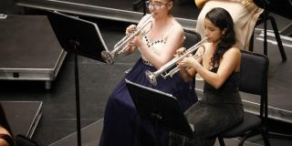 Mujeres tocando instrumentos