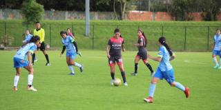 Mujeres jugando fútbol
